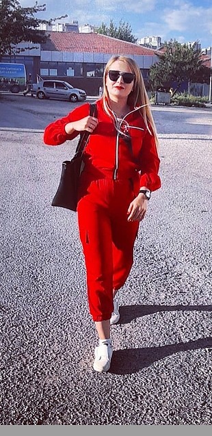 kırmızı eşofman takımı