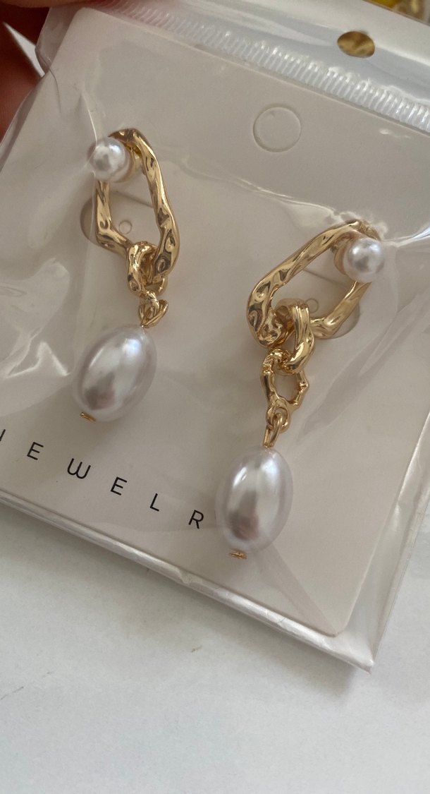 Zincir Detaylı Beyaz İnci Küpeler - Görsel 2