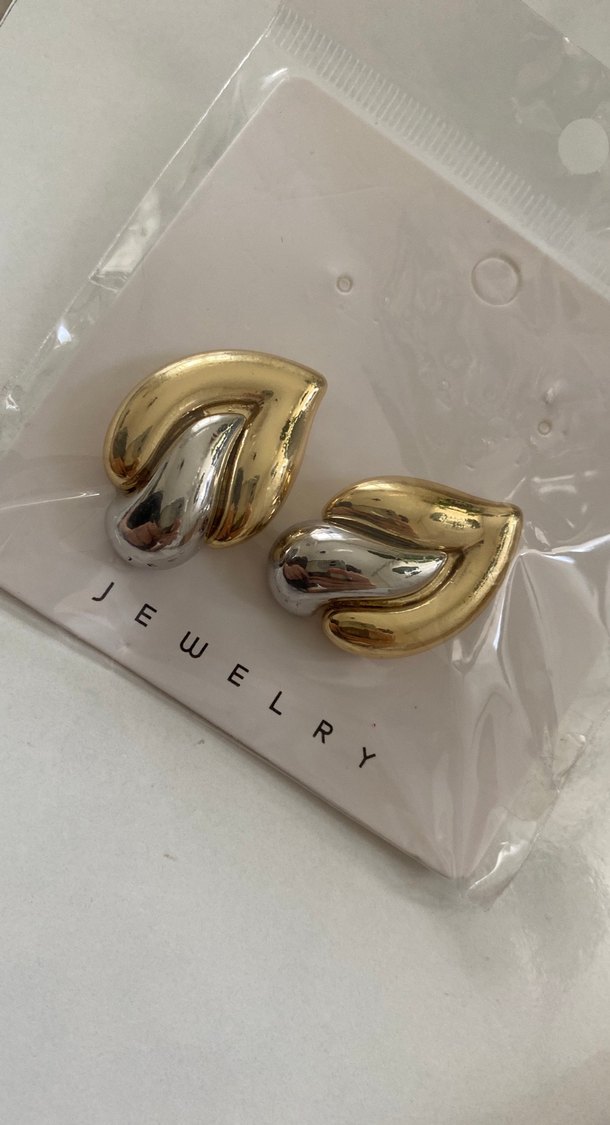 Altın ve Gümüş Renkli Kabartmalı Midi Küpe - Görsel 2