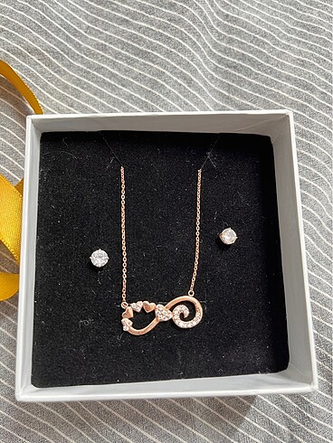 Beden So chic gümüş rose kolye küpe seti