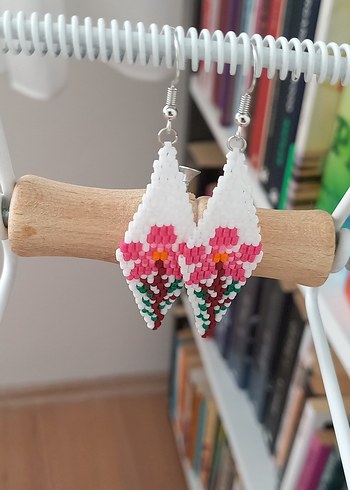  Beden Pembe Çiçek Desenli Boncuk İşlemeli Küpe
