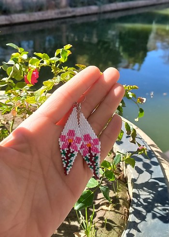 Pembe Çiçek Desenli Boncuk İşlemeli Küpe