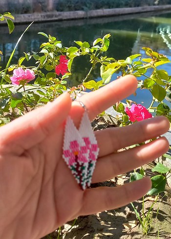 Tasarımcı Pembe Çiçek Desenli Boncuk İşlemeli Küpe