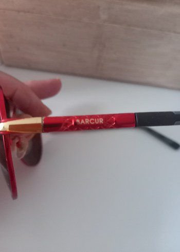 Klasik Zarif Kırmızı Parlak Güneş Gözlüğü - Görsel 3