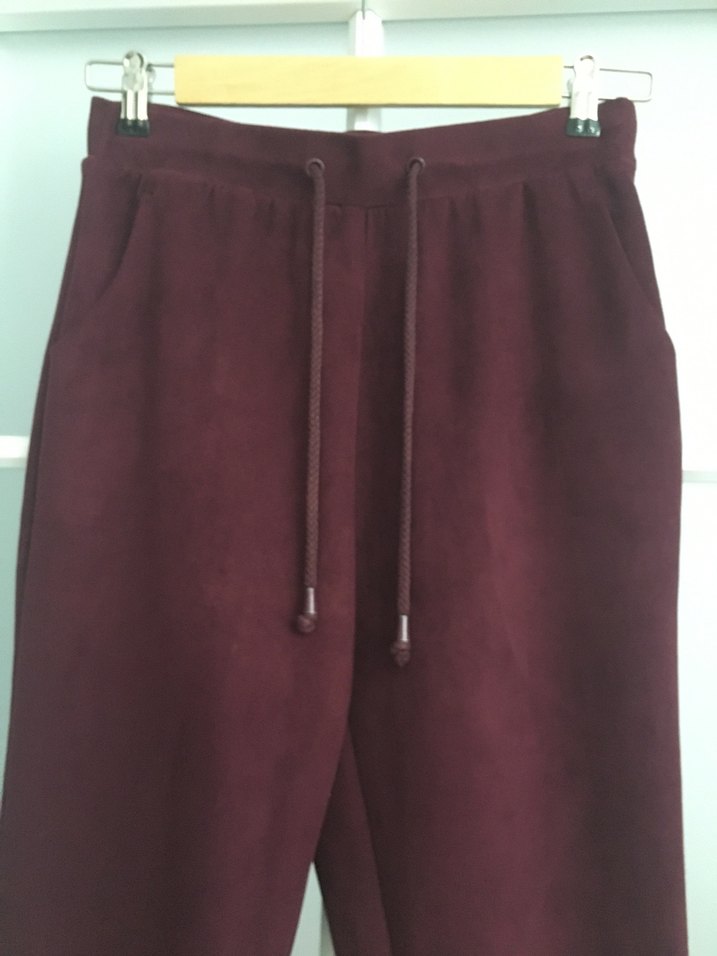 Bordo Nakışlı Yırtmaçlı Kadın Süet Eşofman - Görsel 3