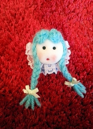 mavi örgülü saçlı kız broş