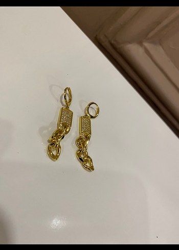 Zincir Detaylı Altın Renk Mini Küpe