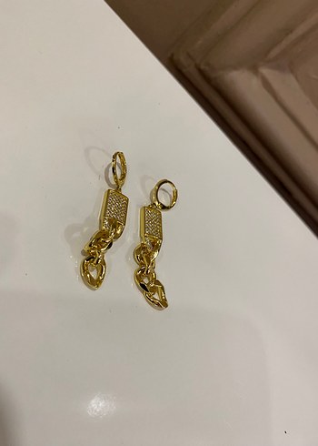 Zincir Detaylı Parlak Altın Midi Küpe