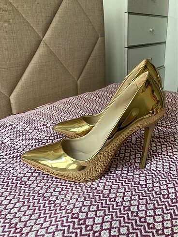 Gold Steletto Topuklu Ayakkabı