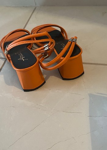 Turuncu Rugan Stiletto Topuklu Kadın Sandalet - Görsel 2