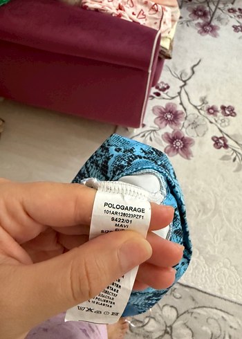 Kadın Turkuaz Yılan Desenli V Yakalı Crop Top - Görsel 5