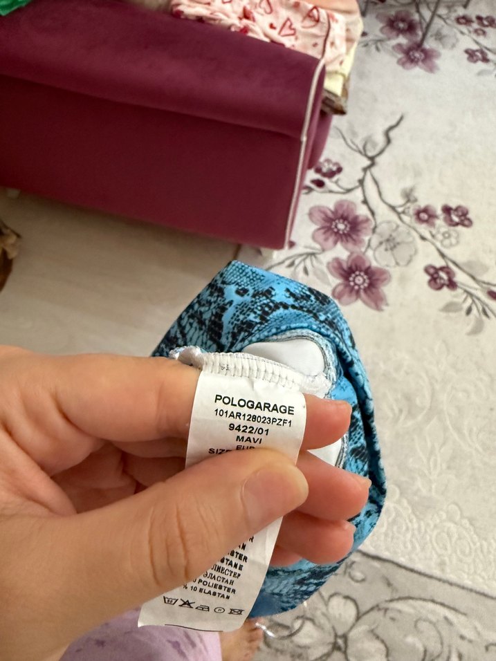 Kadın Turkuaz Yılan Desenli V Yakalı Crop Top - Görsel 5