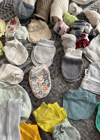 Gri Örgü Bebek Hastane Kıyafeti eldiven çorap önlük - Görsel 4