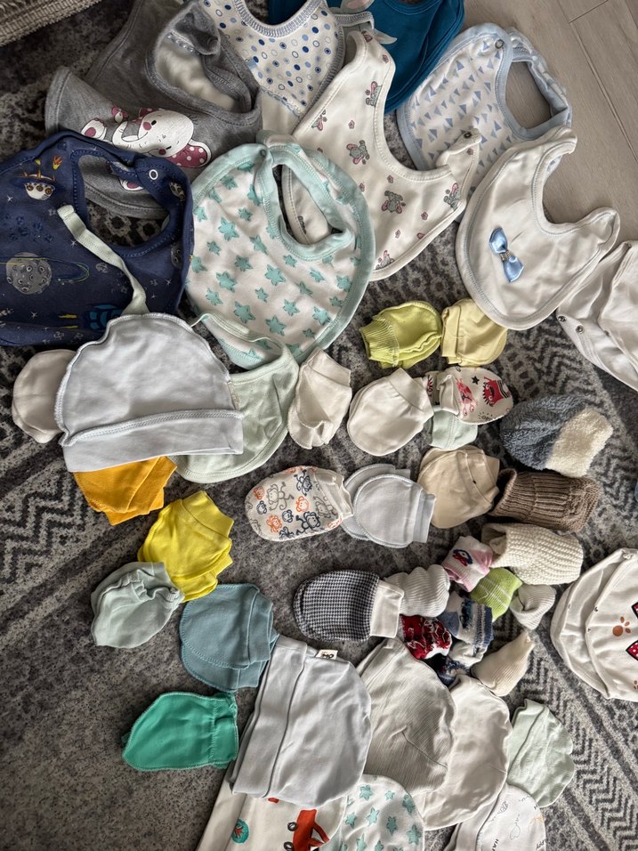 Gri Örgü Bebek Hastane Kıyafeti eldiven çorap önlük - Görsel 2