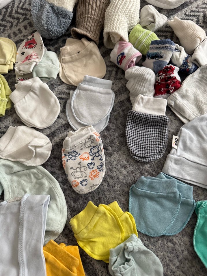 Gri Örgü Bebek Hastane Kıyafeti eldiven çorap önlük - Görsel 4