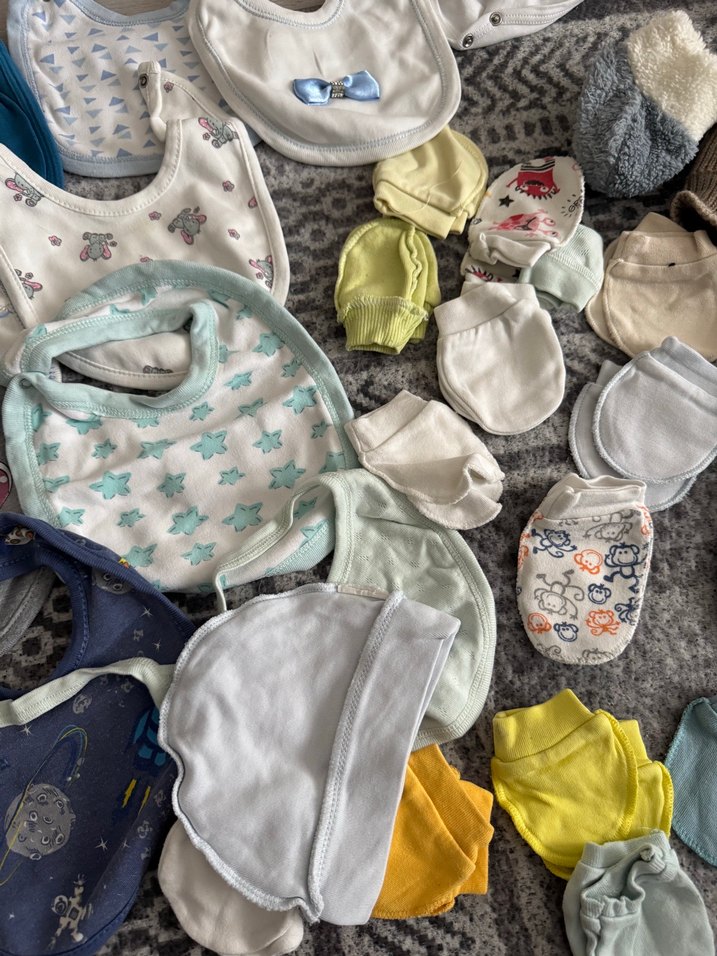 Gri Örgü Bebek Hastane Kıyafeti eldiven çorap önlük - Görsel 5