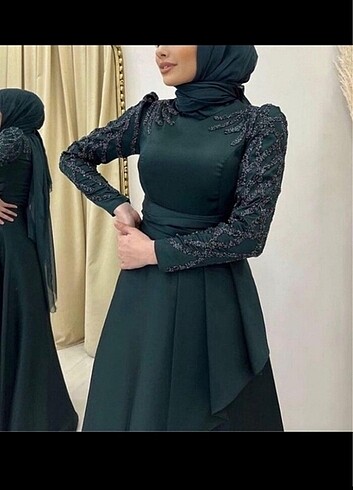 Saten kumaş kolları işlemeli yeşil renk tesettür abiye elbise