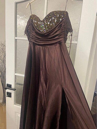 Yırtmaçlı straplez abiye - Görsel 2