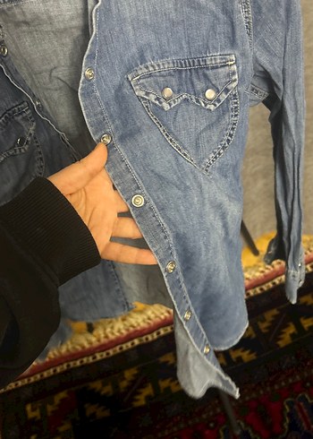 Düğmeli Mavi Denim Gömlek - Görsel 5