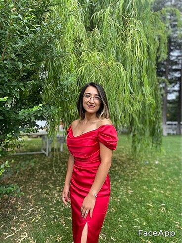Zara Yırtmaçlı kırmızı saten abiye elbise