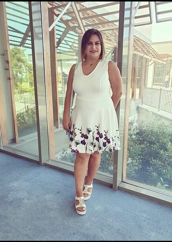 V Yaka Dantel Detaylı Desenli Mini Elbise