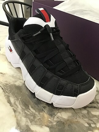 40 Beden Hilfiger Orijinal kutusunda Spor ayakkabı.