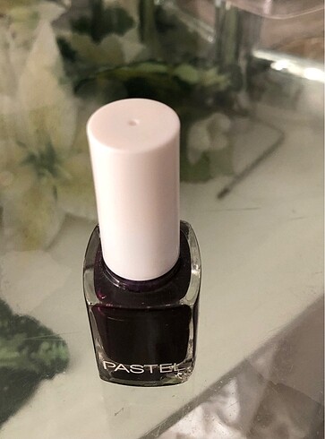 Pastel koyu mor oje
