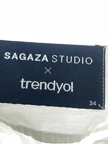 34 Beden beyaz Renk Trendyol & Milla Bluz %70 İndirimli.