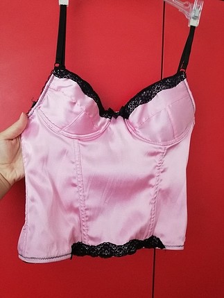 Pembe büstiyer 