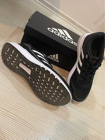 37.5 Beden siyah Renk Orjinal Adidas spor ayakkabı