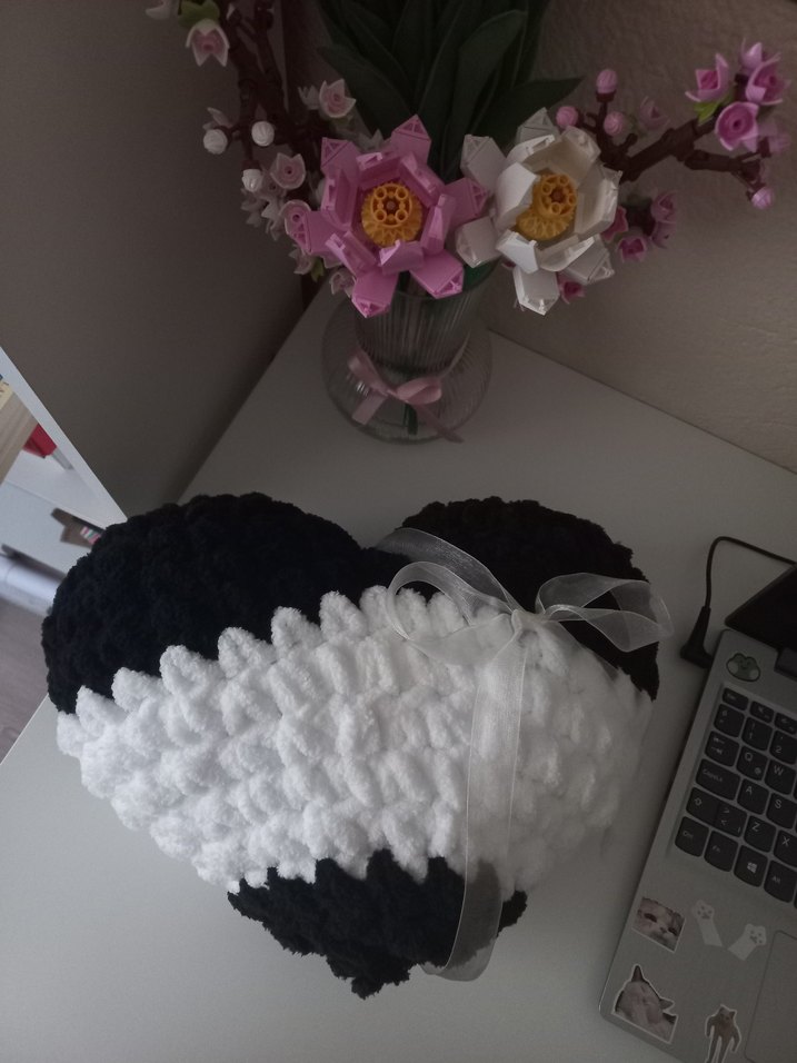 BEŞİKTAŞ TARAFTAR PUFFY KALPLİ YASTIK - Görsel 2