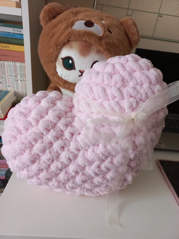 toz pembe puffy kalpli yastık - Görsel 3