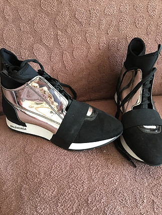 Yeni model spor ayakkabısı
