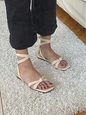 Diğer Ekru Yumuşak Deri Bağcıklı Sandalet