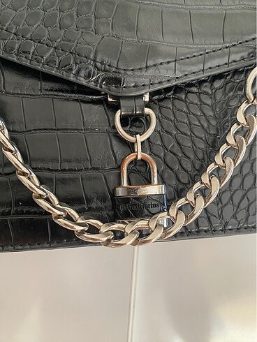  Beden siyah Renk Stradivarius Croco Desenli Rugan Çanta