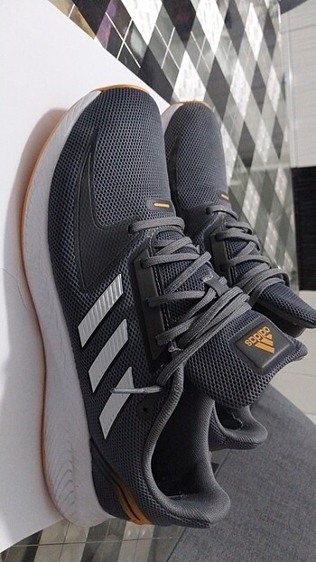 Orijinal Adidas 1 sefer giyildi