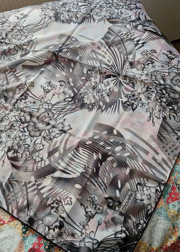 Gri Pliseli Kadın Fular - Görsel 2