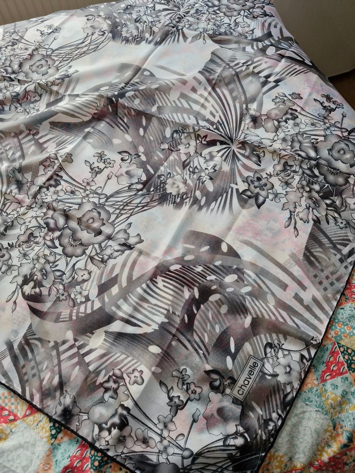 Gri Pliseli Kadın Fular - Görsel 2