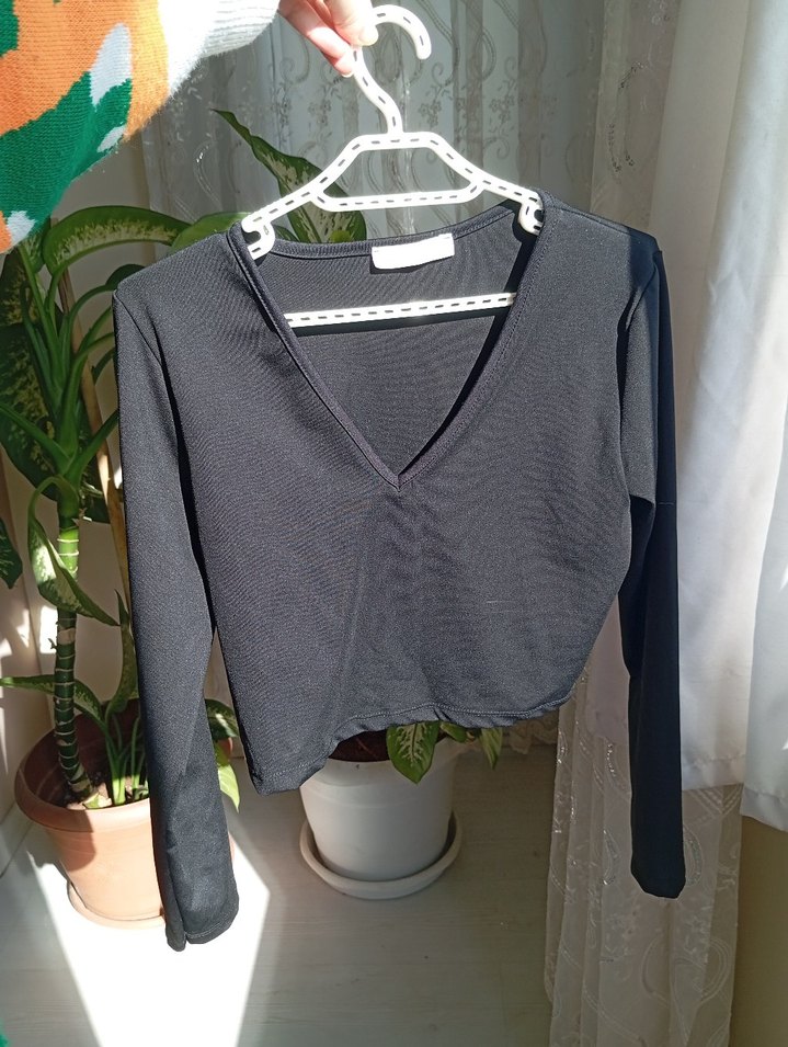 v yaka mini siyah üst vücudu Sarar beden l yazıyor ama SM olur - Görsel 2