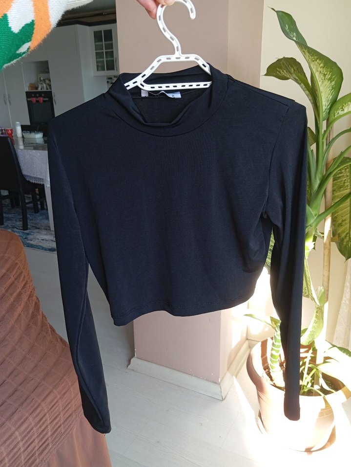 Siyah Yüksek Yaka Crop Top sm olur - Görsel 2