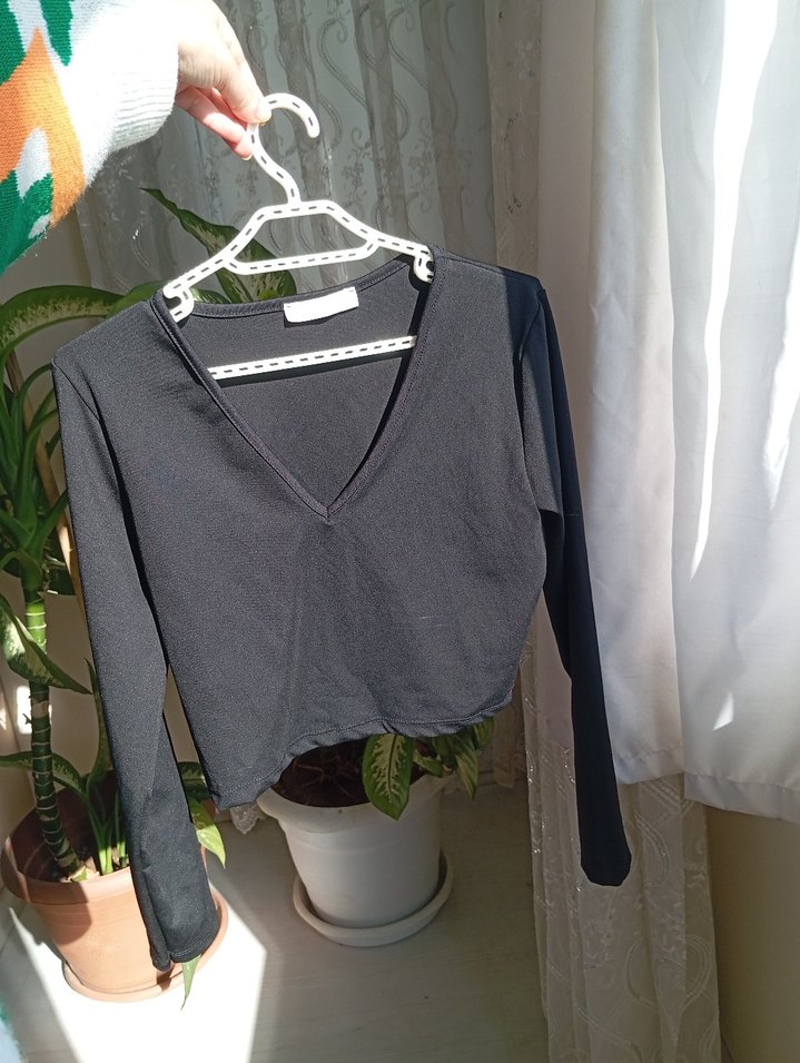 v yaka mini siyah üst kusursuz yeni beden l yazıyor ama SM - Görsel 2