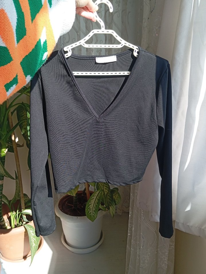 v yaka mini siyah üst kusursuz yeni beden l yazıyor ama SM - Görsel 4