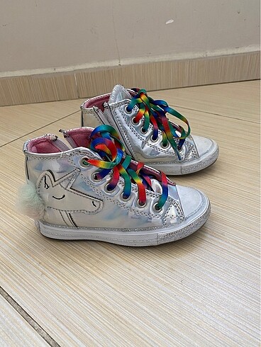 Sneakers 27 numara hologramlı ve unicornlu ayakkabı
