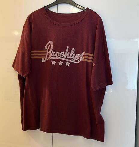 KOTON BORDO BROOKLYN BASKILI T-SHİRT
