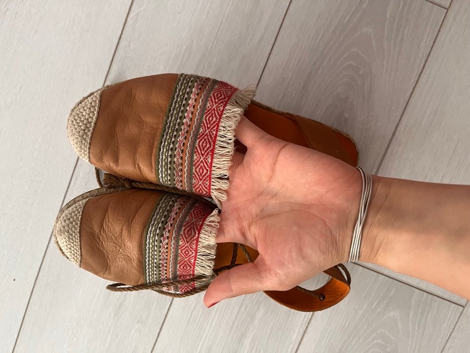 Bohem Tarzı Deri Püsküllü Kadın Dolgu Topuk Sandalet - Görsel 4