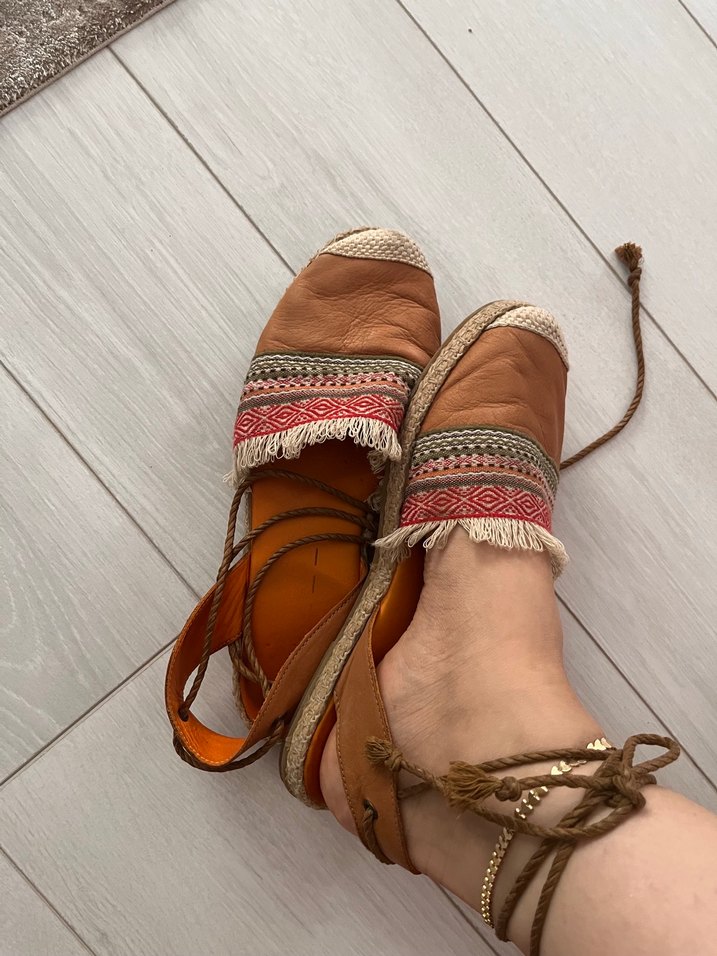 Bohem Tarzı Deri Püsküllü Kadın Dolgu Topuk Sandalet - Görsel 5