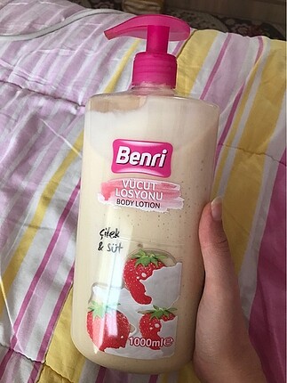 Çilekli vücut losyonu