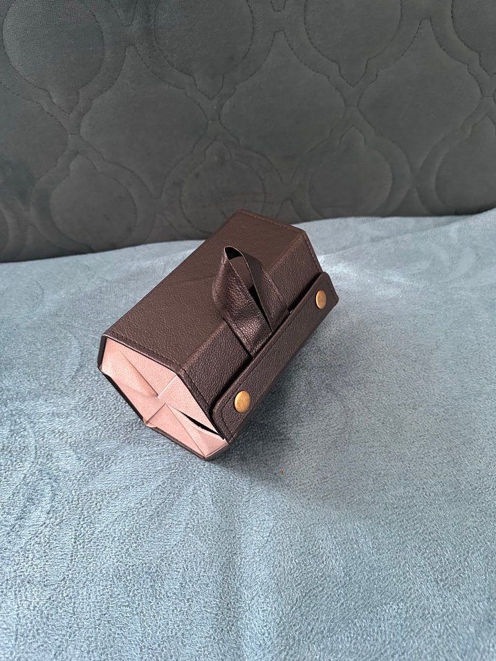 Siyah altı bölmeli gözlük muhafaza kutusu - Görsel 2