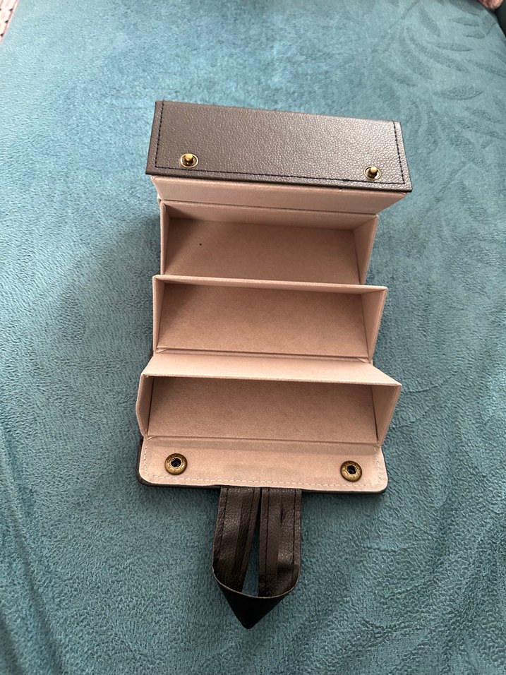 Siyah altı bölmeli gözlük muhafaza kutusu - Görsel 3