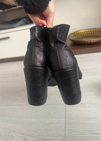 37 Beden Koyu Siyah Deri Tokalı Blok Topuklu Bot